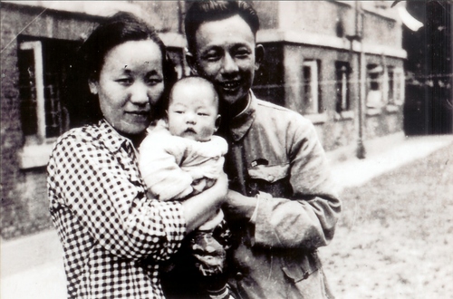 老同志回忆录：王锡珍在抗战前夕的革命活动2、张朝杰、叶佩仪夫妇和孩子。