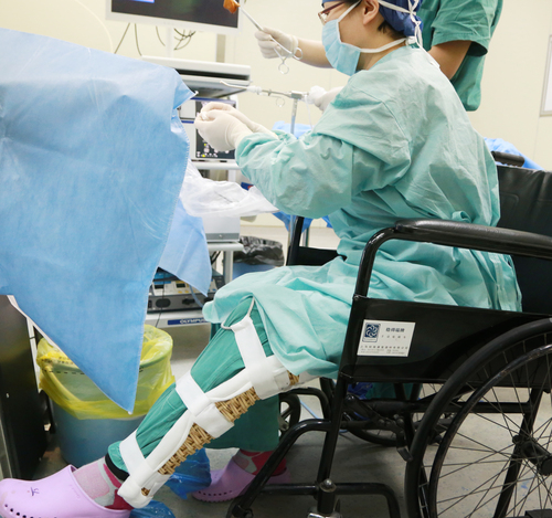 计生所医院万美兰医生坐轮椅给患者做手术