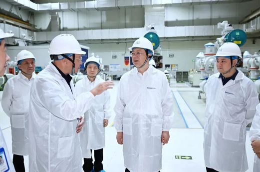 围绕贯彻落实十二届市委九次全会精神、推动做好下半年经济工作，陈吉宁走访调研企业